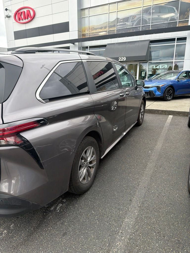 2022 Toyota Sienna XLE 7 Passenger