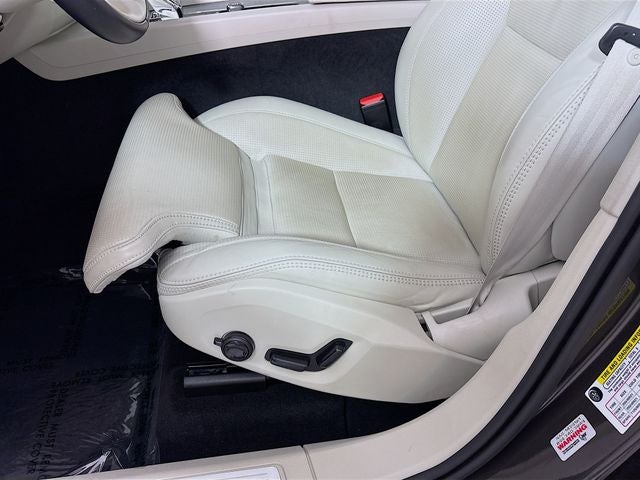 2023 Volvo XC60 B6 Ultimate Dark Theme