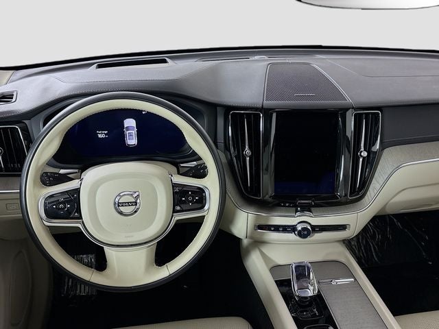 2023 Volvo XC60 B6 Ultimate Dark Theme