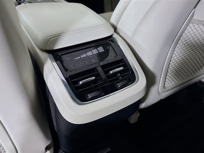 2023 Volvo XC60 B6 Ultimate Dark Theme